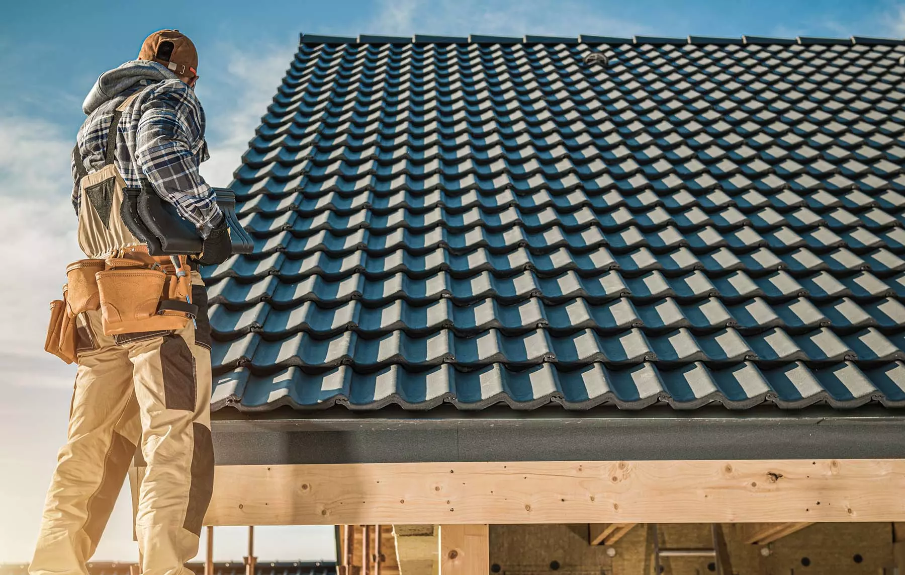 tile-roofing-worker-Copy.webp